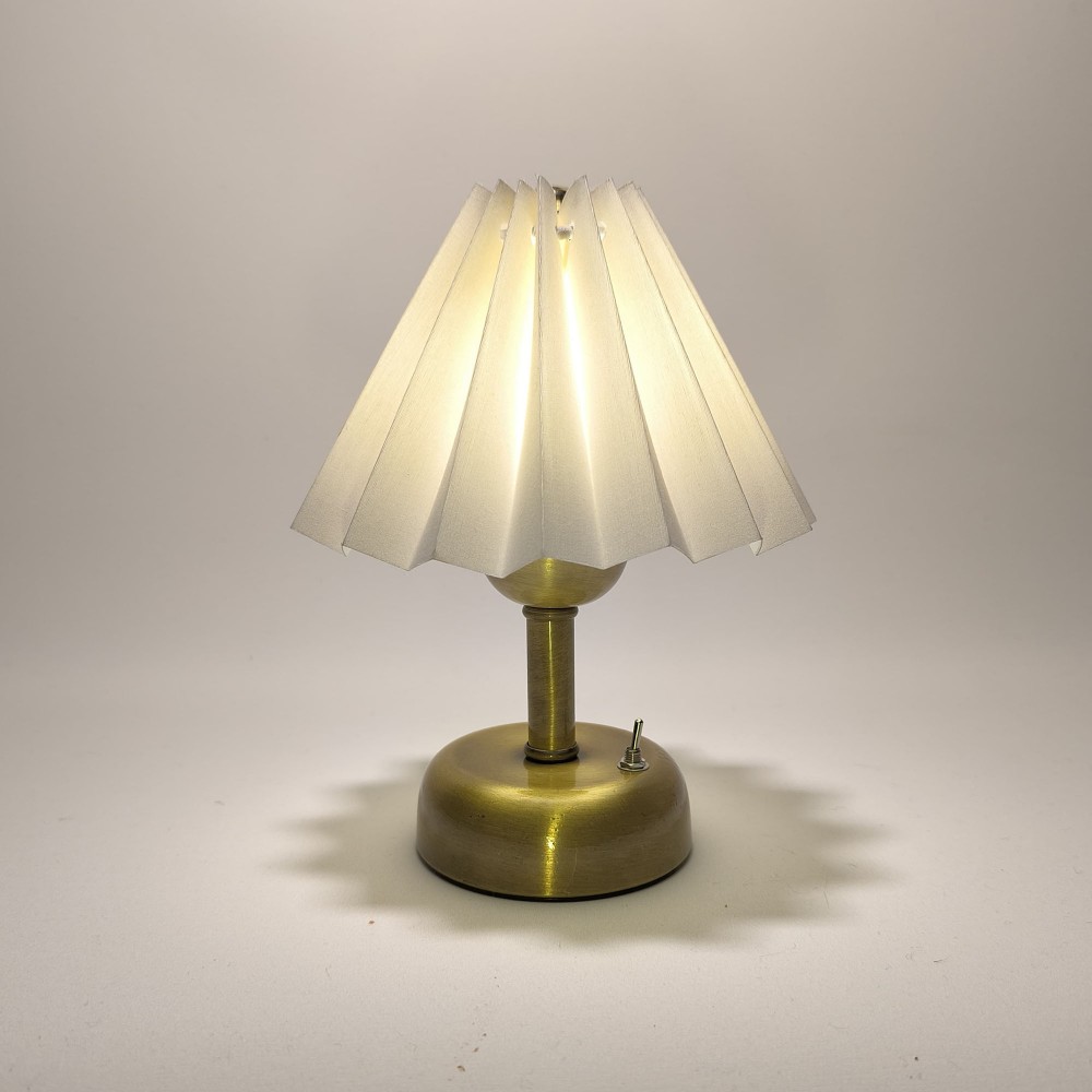 Parlak Bakır Kaplama Pilli Masa Lambası – Pileli Krem Şapka